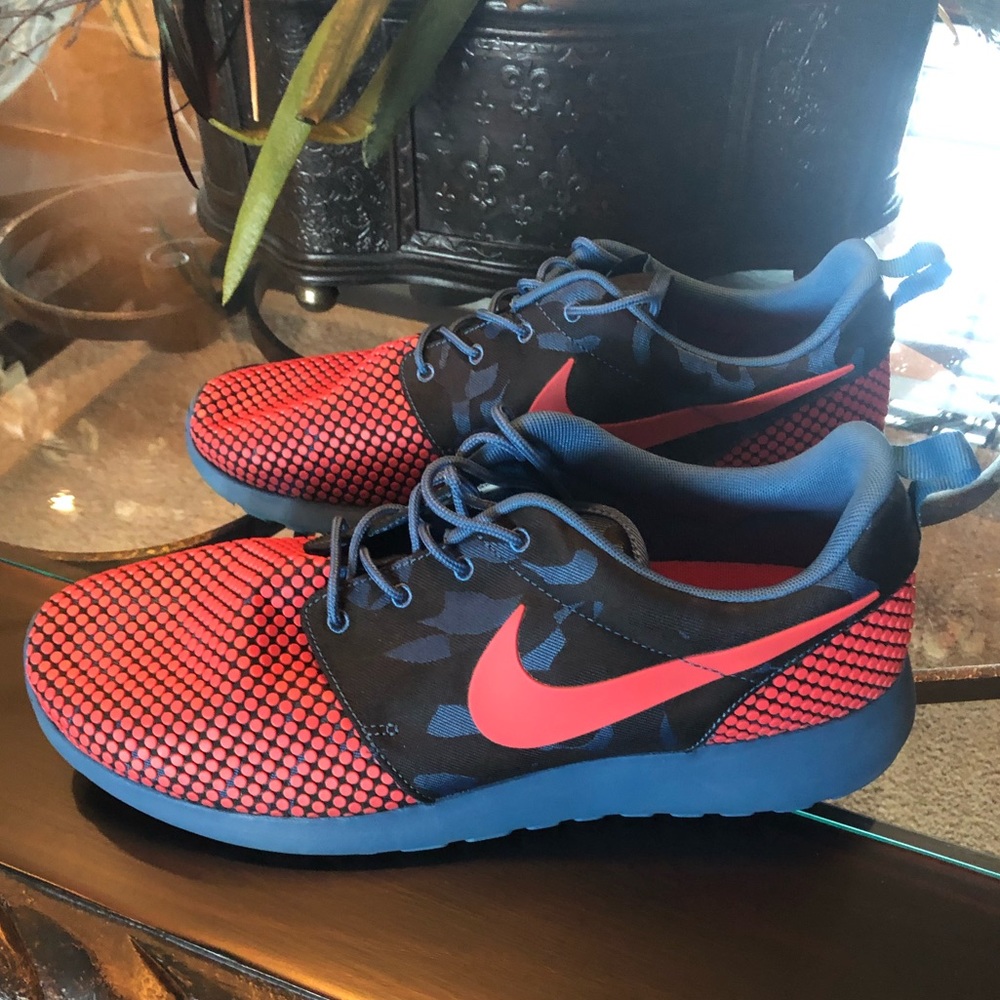 Men’s Nike size 12 tennis shoes. Worn once and in great condition. Like new!